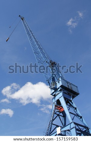 crane from worm\'s eye view