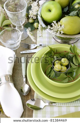 Summer table setting in green