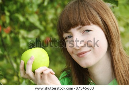 Young woman collecting apples