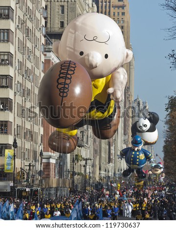 NEW YORK - NOVEMBER 22: General atmosphere at the 86th Annual Macy's Thanksgiving Day Parade on November 22, 2012 in New York City.