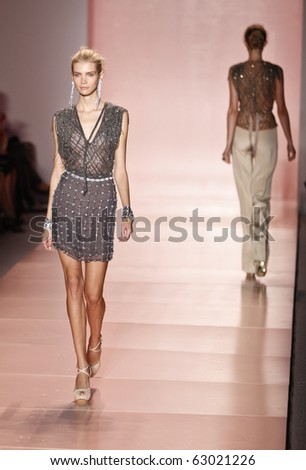 NEW YORK - SEPTEMBER 13: Models walk runway for new collection by Jenny Packham  on Spring/Summer 2011 during Mercedes-Benz Fashion Week on September 13, 2010 in New York