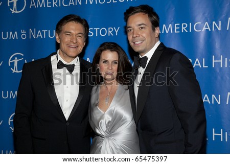 NEW YORK - NOVEMBER 18: Dr. Mehmet Oz, Lisa Oz and Jimmy Fallon attend American Museum of Natural History Gala on November 18, 2010 in New York, City.