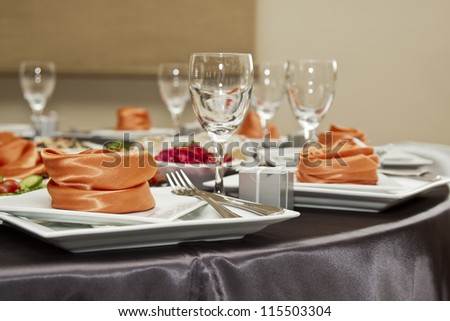Place on a banquet table for a welcome guest