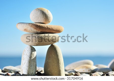 Construction of white gravel formed as a figurine