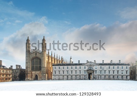 KIng\'s College Chapel in Cambridge and Gibbs\' Building seen from the river Cam. Erected in 1532-36, the chapel is one of the finest examples of late Gothic English architecture.