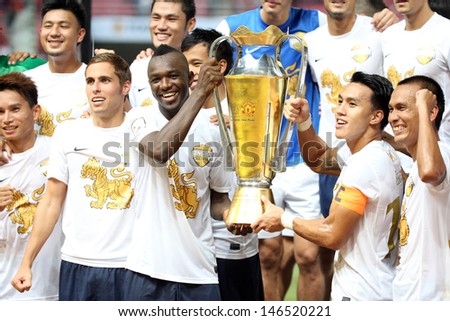 BANGKOK - JULY 13:Singha All Star\'s Team show the trophy during Singha 80th Anniversary Cup Manchester United vs Singha All Star at Rajamangala Stadium on July 13, 2013 in Bangkok, Thailand.