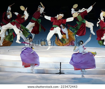 INCHEON - SEP 4:Unidentified artiste show the Korean culture in the Closing Ceremony 2014 Incheon Asian Games at Incheon Asiad Main Stadium on September 4, 2014 in Incheon, South Korea.