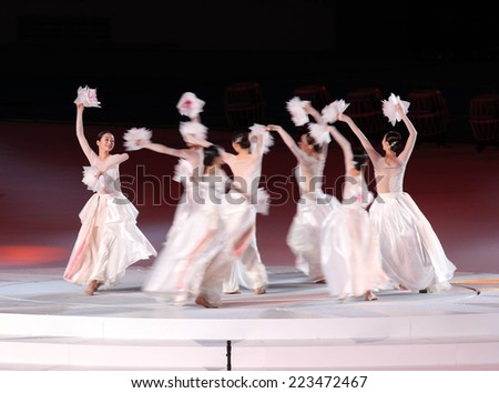 INCHEON - SEP 4:Unidentified beautiful  girls show the Korean culture in the Closing Ceremony 2014 Incheon Asian Games at Incheon Asiad Main Stadium on September 4, 2014 in Incheon, South Korea.
