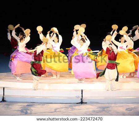 INCHEON - SEP 4:Unidentified beautiful  girls show the Korean culture in the Closing Ceremony 2014 Incheon Asian Games at Incheon Asiad Main Stadium on September 4, 2014 in Incheon, South Korea.