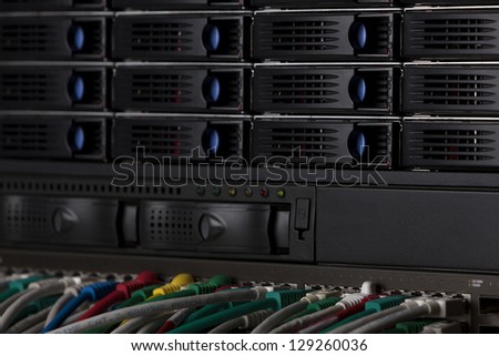 Network hub and server rack with connection cables