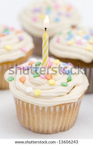 اروع تشكيلة لمحبي الكاب كيك Stock-photo-birthday-cupcakes-yellow-candle-13606243