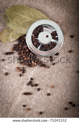 Pepper spilled from the jar foto on a linen bag