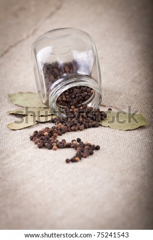 Pepper spilled from the jar foto on a linen bag