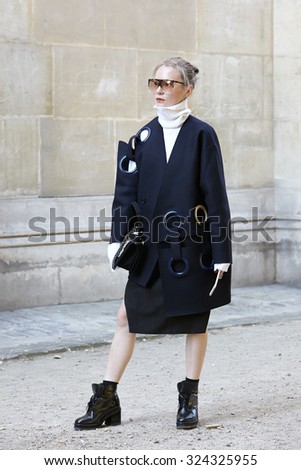 PARIS - SEPTEMBER 30: Woman poses for photographers before Yang Li show, Paris Fashion Week Day 2, Spring / Summer 2016 street style on September 30, 2015 in Paris.