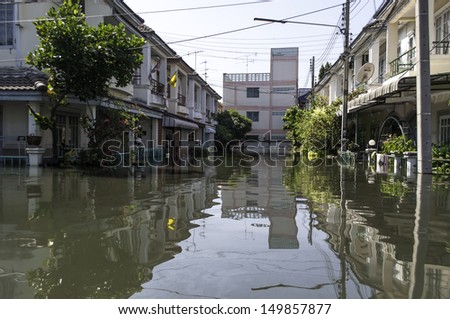 PATHUMTHANI, THAILAND - OCTOBER 30: Heavy flooding from monsoon rain in north Thailand arriving in Bangkok suburbs on October 30, 2011 in Pathumthani, Thailand. Faces its worst flooding in 50 years.