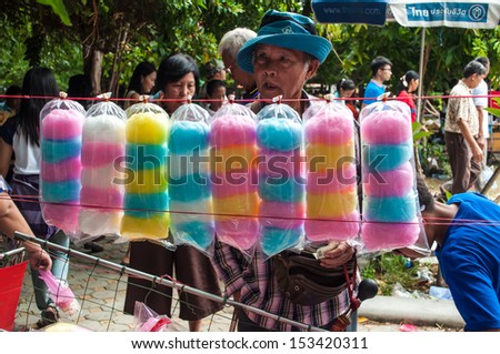 SARABURI, THAILAND-JULY 22: An unidentified man sells candy floss during  Buddhist ceremony at Phrabuddhabat temple on July 22, 2013 in Saraburi, Thailand.