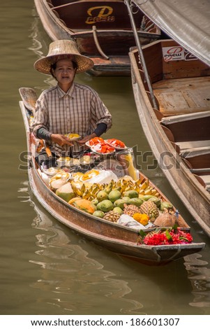 RATCHABURI, THAILAND - MARCH 17,2014 : Floating markets in Damnoen Saduak,Ratchaburi Province, Thailand. A traditional popular method of buying and selling still practiced in canals of Thailand.