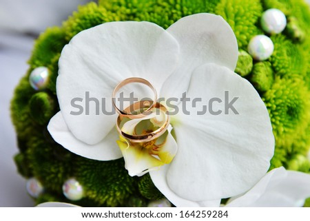 bride bouquet and  wedding  gold rings