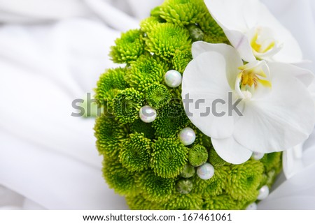 bride bouquet and  wedding  gold rings