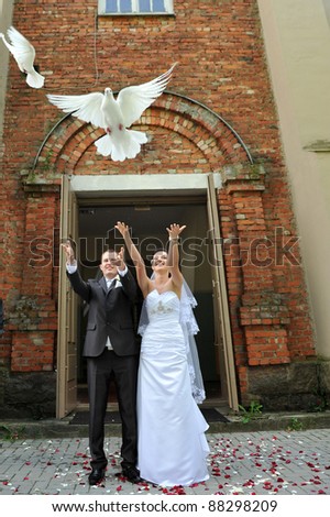 newlyweds releasing white doves. couple on their wedding day