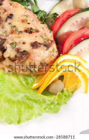 backed meat with green salad and lemon