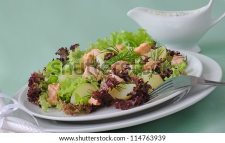Warm potato salad with salmon salad and sour sauce