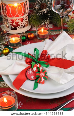 idea of how to decorate the Christmas table serving
