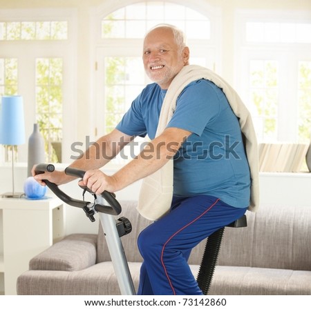 [Imagem: stock-photo-senior-man-smiling-on-fitnes...142860.jpg]