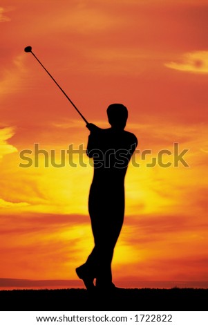 Male playing golf af dawn