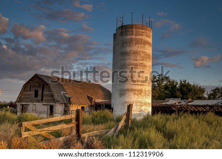 This barn no linger exists. Last image of it before it was torn down