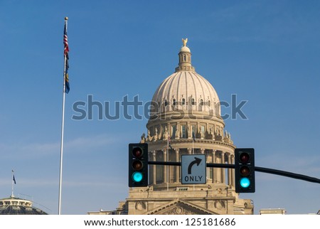 Right turn sign and green lights at state capital