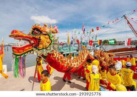 SAMUTSAKHON-THAILAND, 11 MAY 2008 : Golden dragon and Lion doing ritual at worship of people in samutsakhon pillar shrine parade
