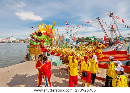SAMUTSAKHON-THAILAND, 11 MAY 2008 : Golden dragon and Lion doing ritual at worship of people in samutsakhon pillar shrine parade