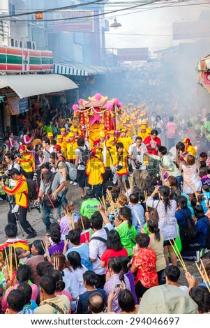 SAMUTSAKHON, THAILAND :  MAY 31 : Golden dragon and Lion doing ritual at worship of people in samutsakhon pillar shrine parade, 31 May 2009, Thailand