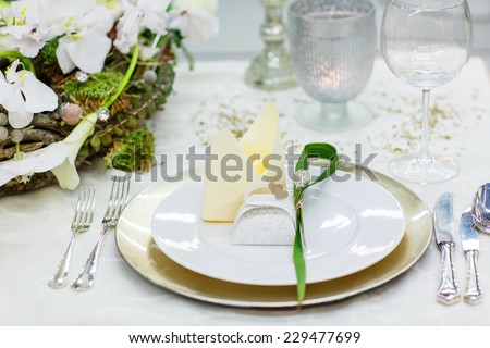 Table set in green and white for wedding or event party. Decoration for a romantic dinner, birthday, wedding or valentine\'s day.
