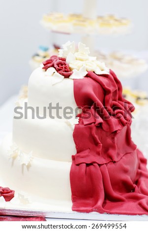 Wedding cake in white and wine red decorated with flowers
