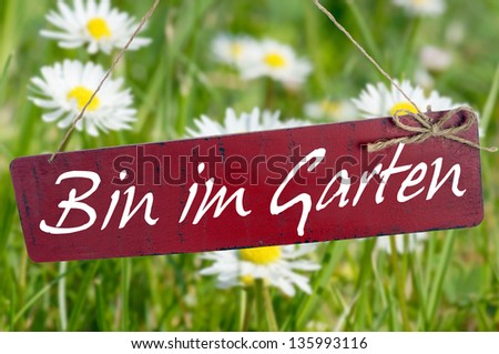 Daisy and shield with the german words I\'m in the garden / garden time