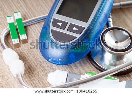 Blood glucose meter and stethoscope / Blood glucose meter