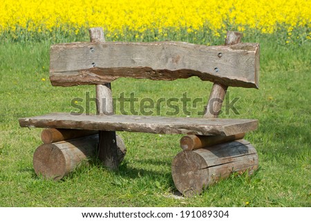 Garden bench in the park / Garden bench