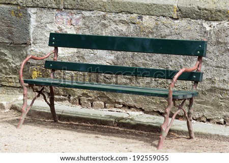 Garden bench in front of a wall / Garden bench