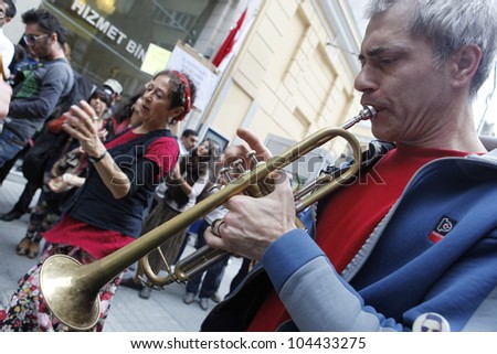 ISTANBUL,MAY 25:Unidentified street musicians marched in Istiklal Street on May 25,2012 in Istanbul,Turkey to say that they don\'t want to be disturbed by city police during their performances.