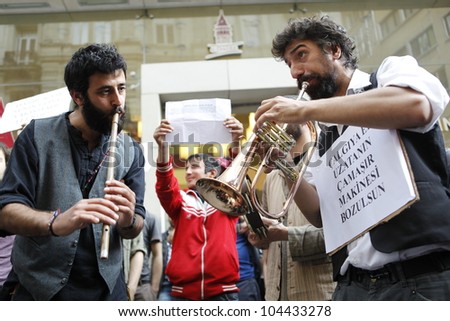 ISTANBUL,MAY 25:Unidentified street musicians marched in Istiklal Street on May 25,2012 in Istanbul,Turkey to say that they don\'t want to be disturbed by city police during their performances.