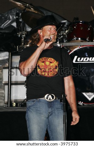 trace adkins concert country music singer star