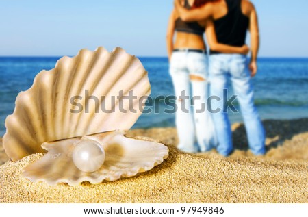shell with pearl, couple on the beach