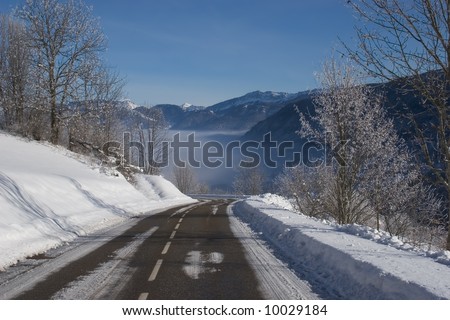 Paysage d\'une route de montagne avec de la neige; Landscape of rmoutain road snow-covered