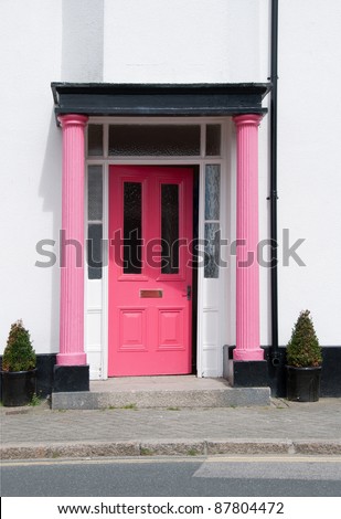 pink door in the village of Marazion in Cornwall