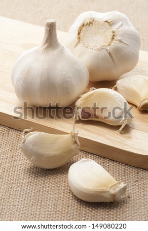 The garlic more than one on a cutting board