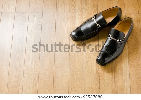 black shiny man\'s shoe