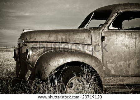 Front end of an old rusty 1940\'s truck