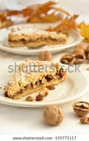 Slice of cake to the nuts on dish